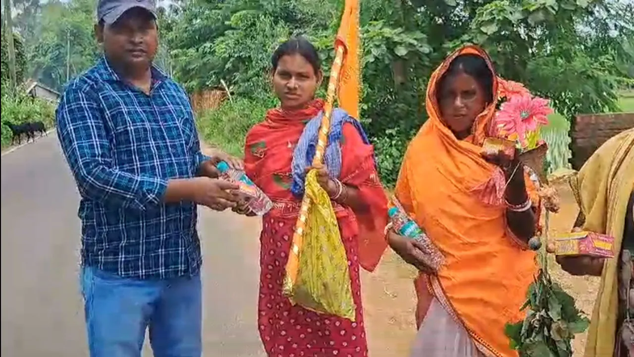 শিবভক্তদের সেবায় মুসলিম যুবক