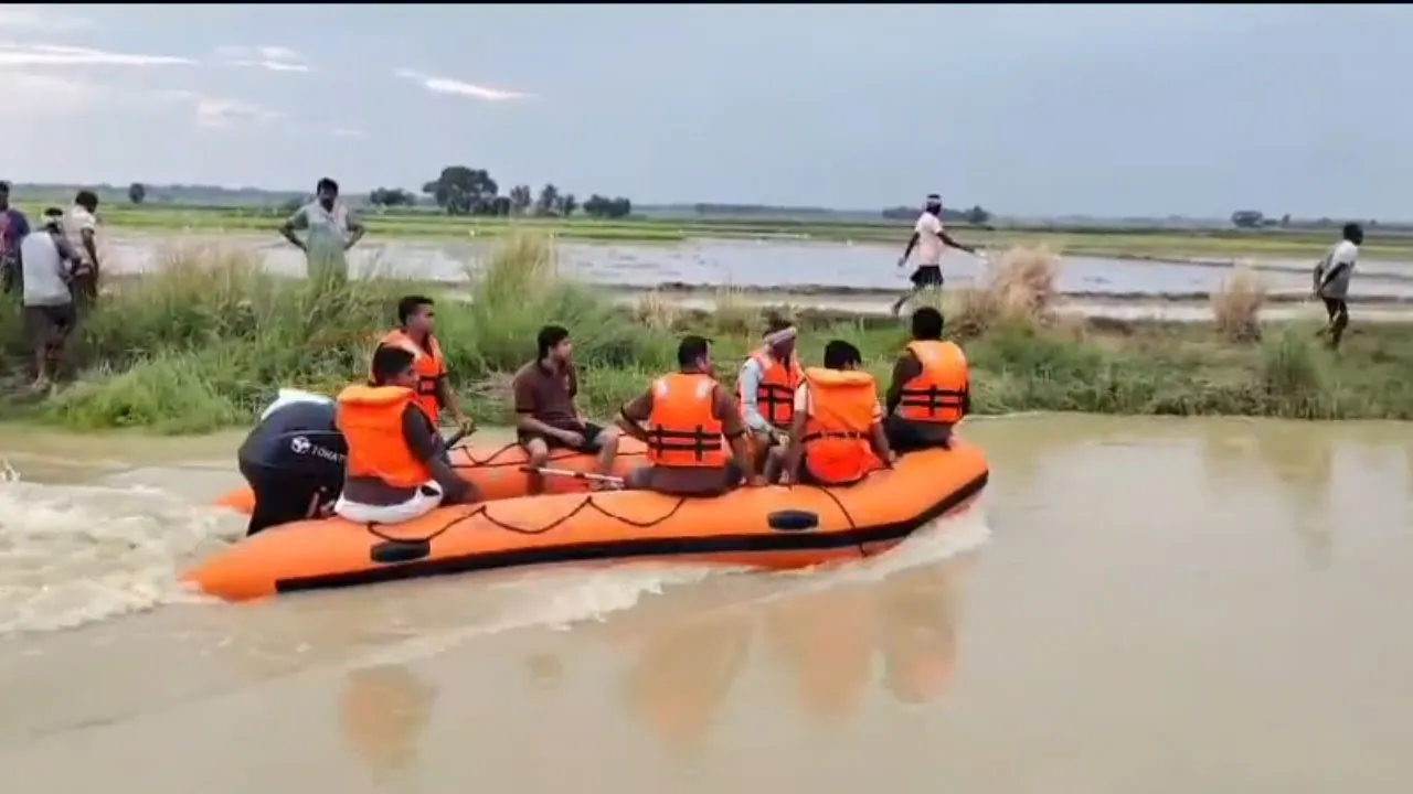 খাল পারাপার করতে গিয়ে ভেসে গেল কৃষক