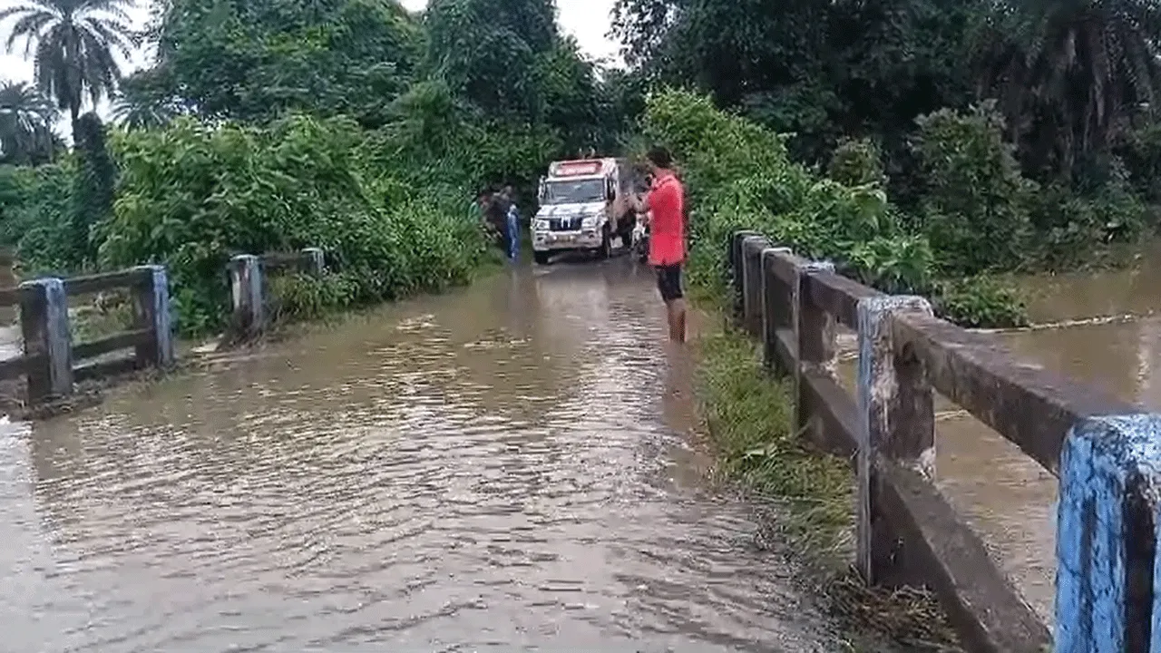 শিলাবতী নদীর উপর সেতু জলের তলায়