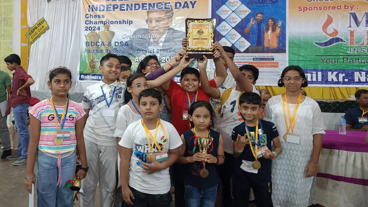 স্বাধীনতা দিবস দাবা চ্যাম্পিয়নশিপ এ বিজয়ী টিম ডিএভি মডেল স্কুল