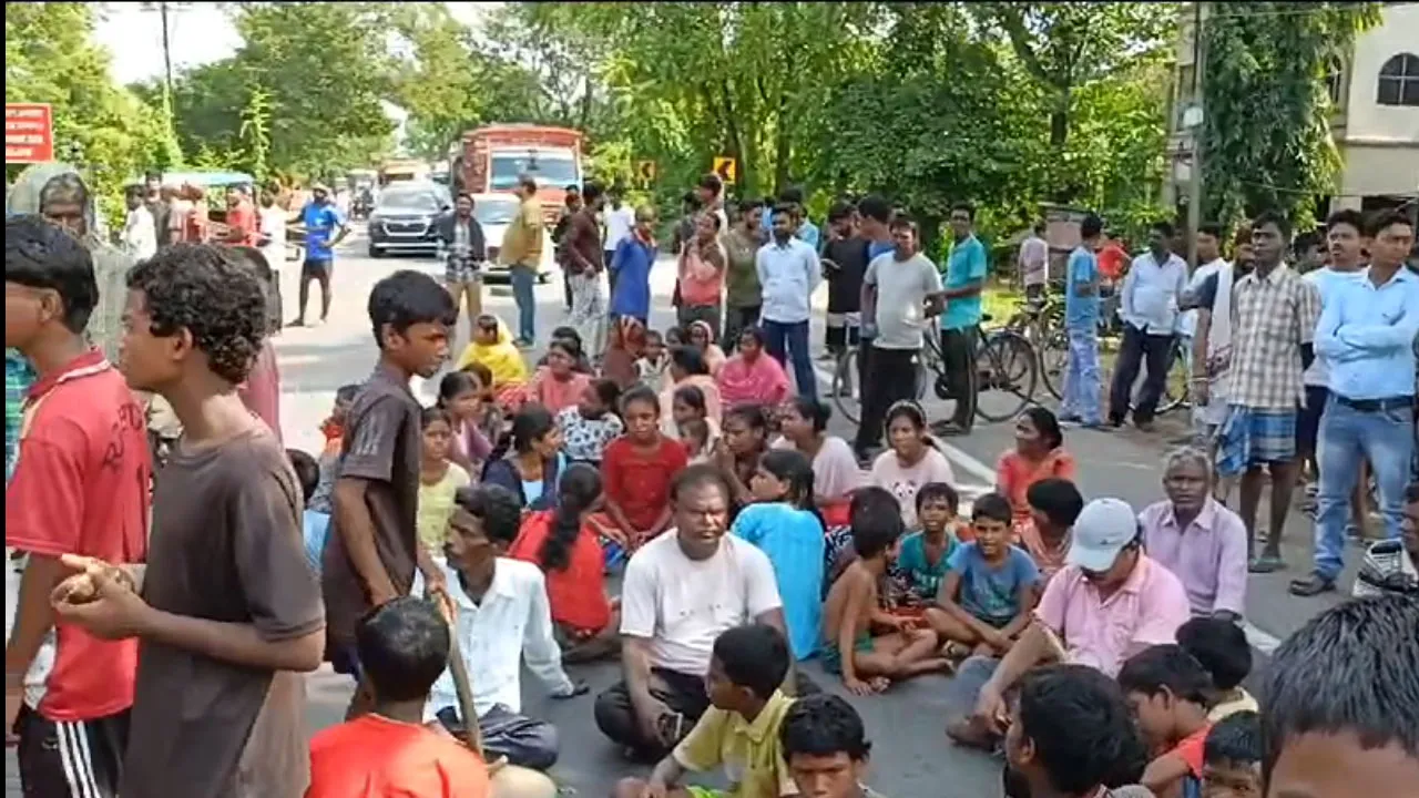 দুর্গন্ধ বন্ধের দাবিতে দুর্গাপুরে রাজ্য সড়ক অবরোধ
