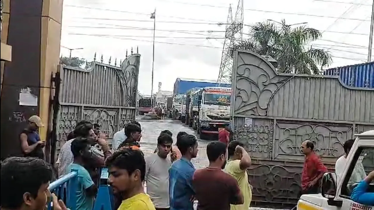 বেসরকারি ইস্পাত কারখানায় দুর্ঘটনা, বিক্ষোভ