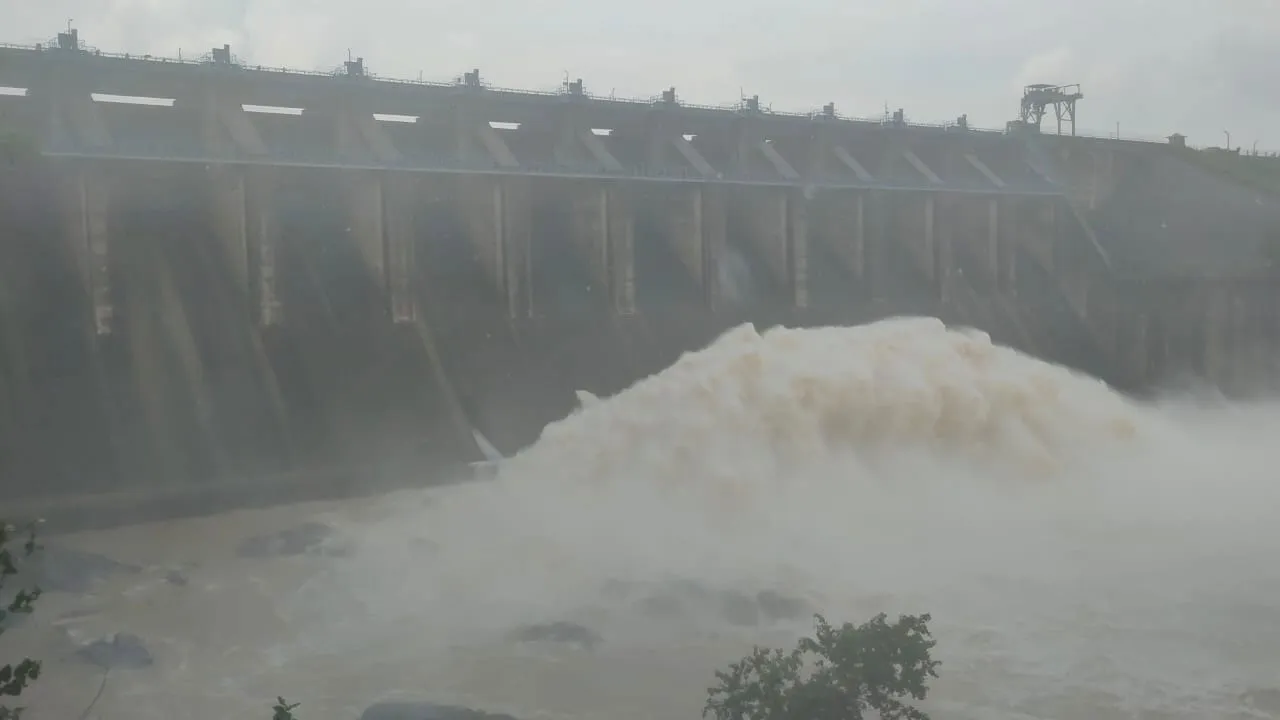 জল ছাড়া অব্যাহত রাখল ডিভিসি