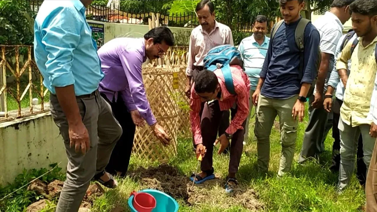 বিখ্যাত বিজ্ঞানীর স্মৃতিতে বৃক্ষরোপণ করল গুসকরা মহাবিদ্যালয়