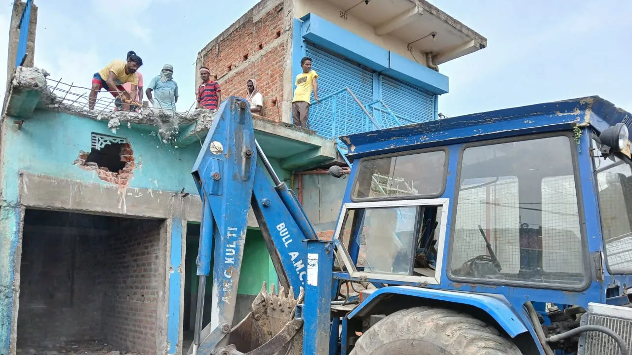 অবৈধ নির্মাণ ভাঙল পুরনিগম