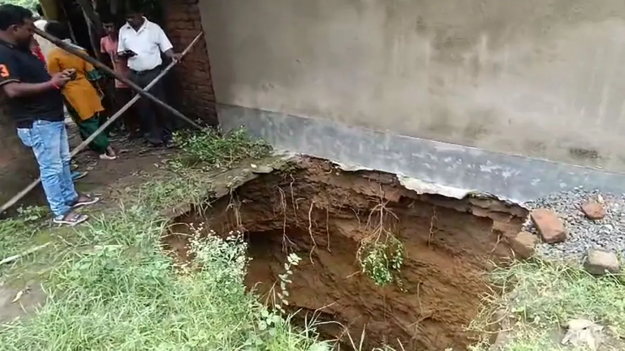 বাড়ির উঠোনে ধস, আতঙ্ক