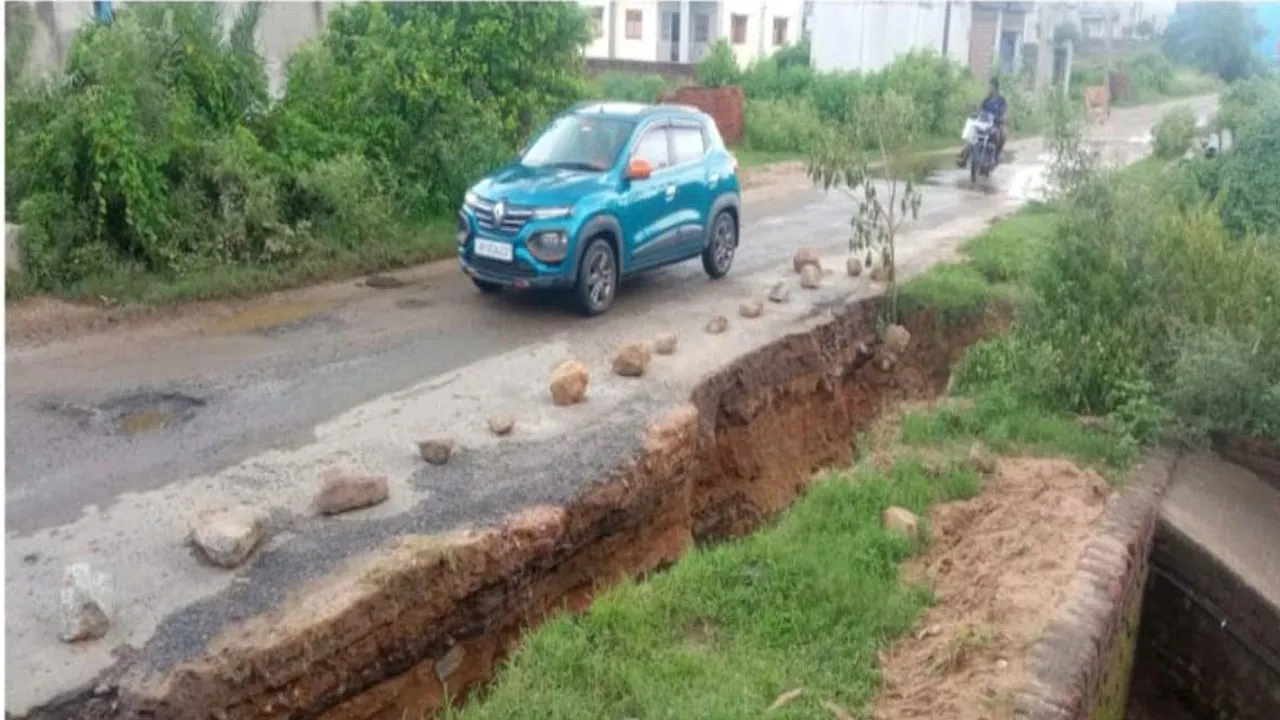 রাস্তায় বড়সড় ধস, আতঙ্কিত এলাকাবাসী