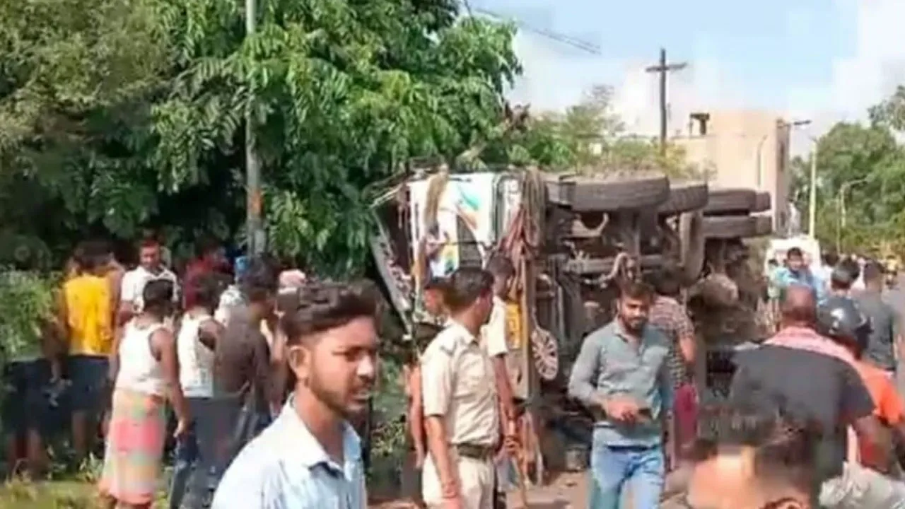 ট্রাকের ধাক্কায় মৃত্যু সাইকেল আরোহীর, ট্রাক উল্টে জখম চালক