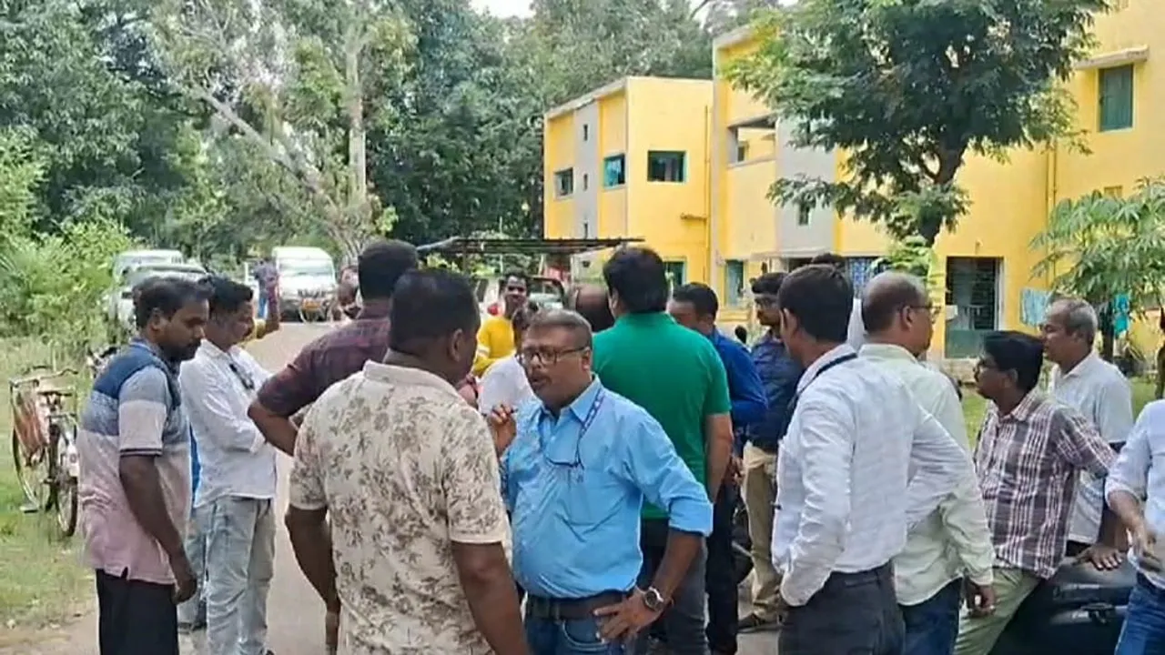 স্থানীয়দের বাধায় থমকে গেল ইস্কো আবাসন দখলমুক্ত অভিযান
