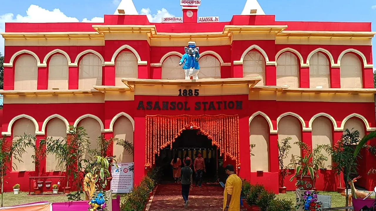 গণেশ পূজায় থিম হিসেবে উঠে এল আসানসোল স্টেশন