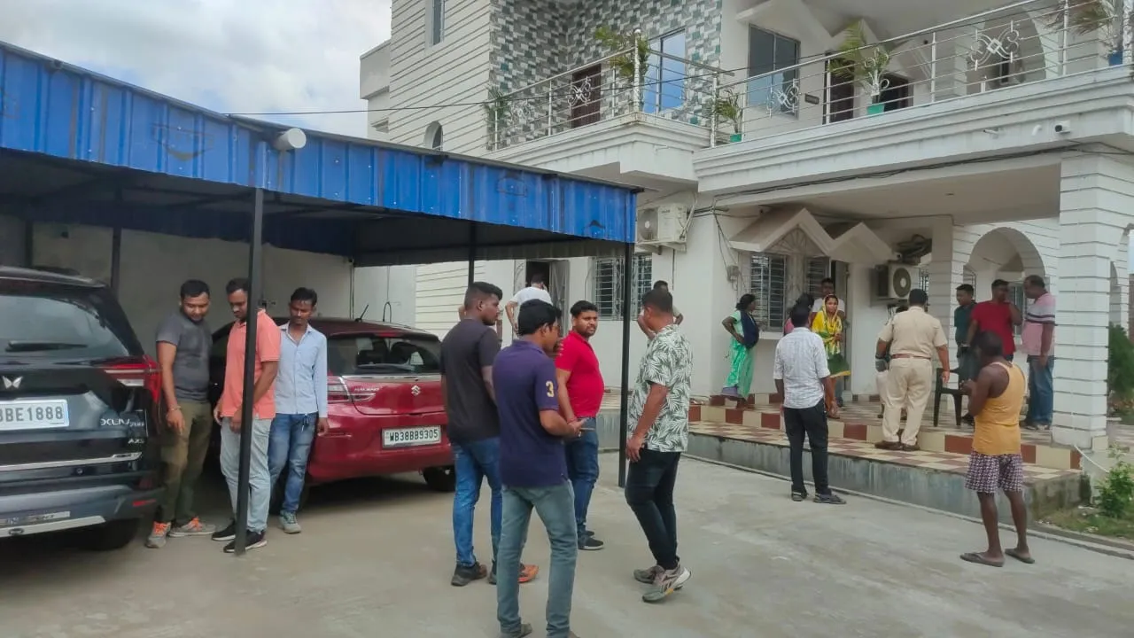 দুর্গাপুরে কোটি টাকা ছিনতাই কাণ্ডে দুই ব্যবসায়ীর বাড়ি সিল