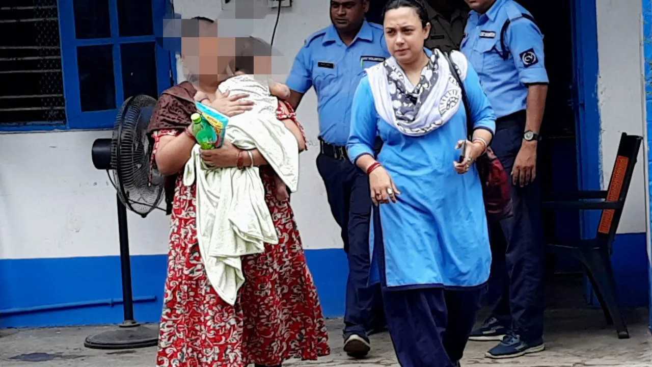 দুর্গাপুরে কোটি টাকা ছিনতাইয়ের ঘটনায় গ্রেফতার ব্যবসায়ীর স্ত্রী