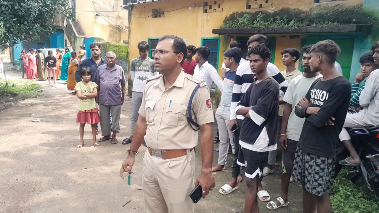 তালা ভেঙে জবরদখল ইসিএলের আবাসন, চাঞ্চল্য