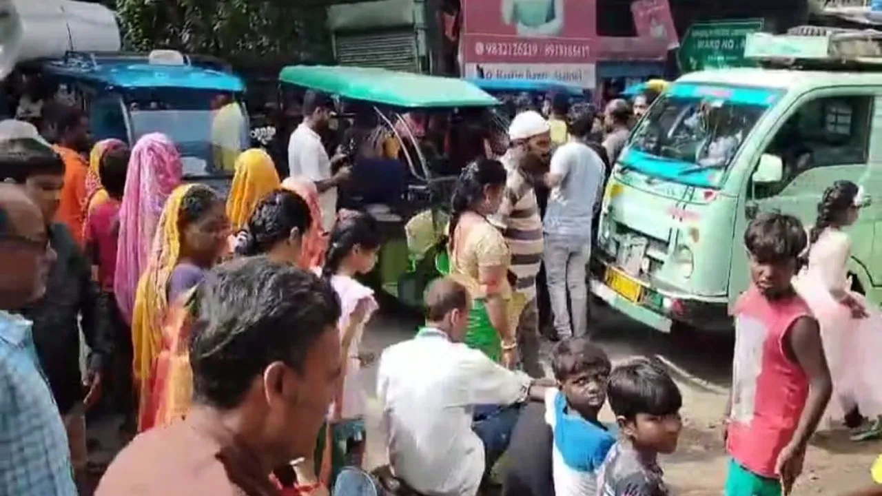 ভরা বর্ষায় পানীয় জলের সংকট, পথ অবরোধ