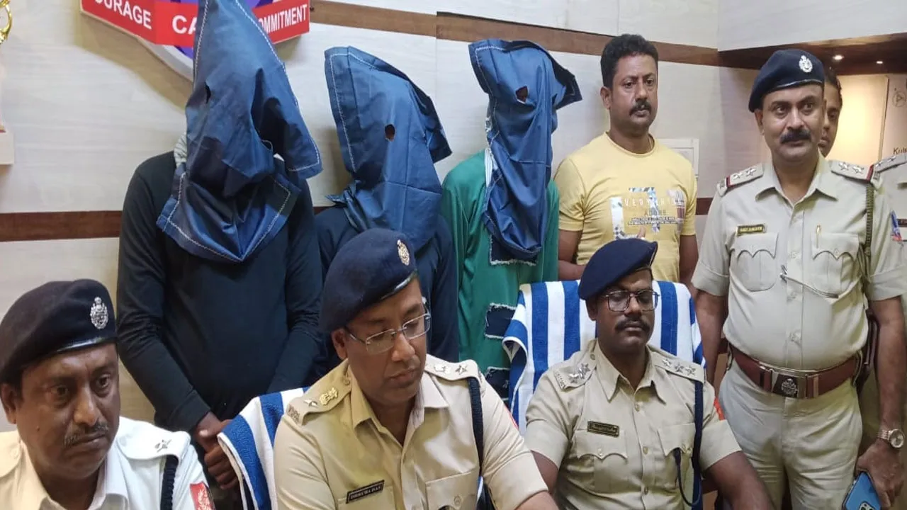 ছিনতাইয়ের কয়েক ঘণ্টার মধ্যেই উদ্ধার ট্রাক, ধৃত ৩