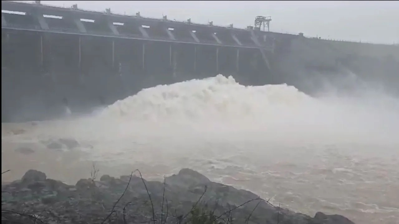 ফের জল ছাড়ার পরিমাণ বাড়ল, দুর্গতের পাশে দাঁড়ানোর বার্তা ডিভিসির