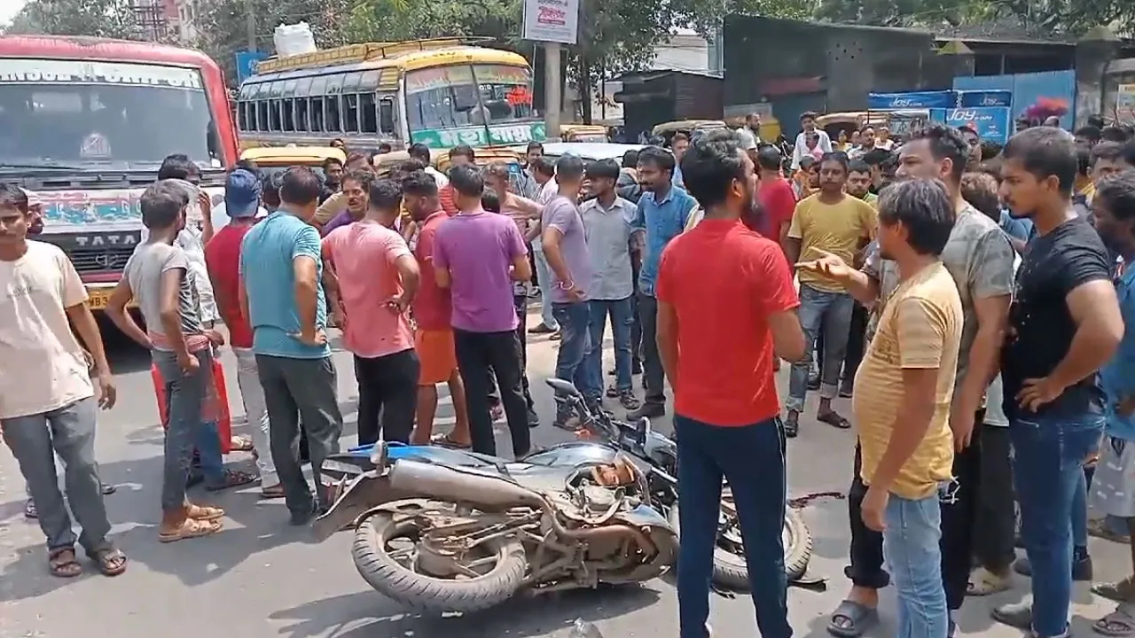 ভলভো বাসের ধাক্কায় আশঙ্কাজনক বাইক আরোহী