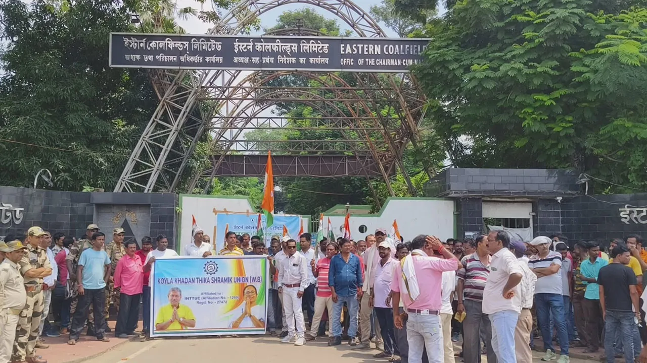 বকেয়া বেতনের দাবিতে অবরোধ, মধ্যস্থতায় তৃণমূল নেতৃত্ব