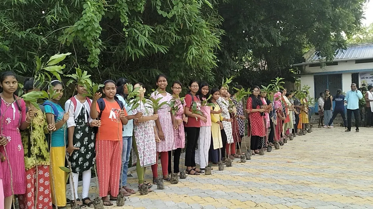 শিক্ষক দিবসে গাছ লাগানোর বার্তা