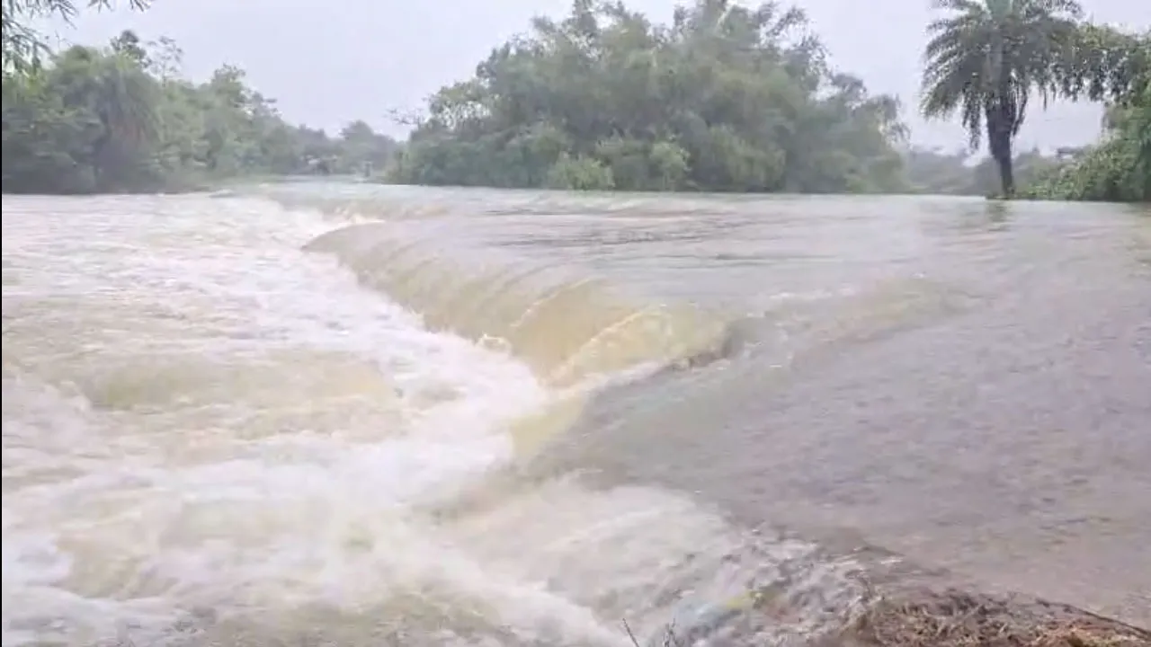 রাজ্য সড়কের উপর দিয়ে বইছে জল, বন্ধ যান চলাচল