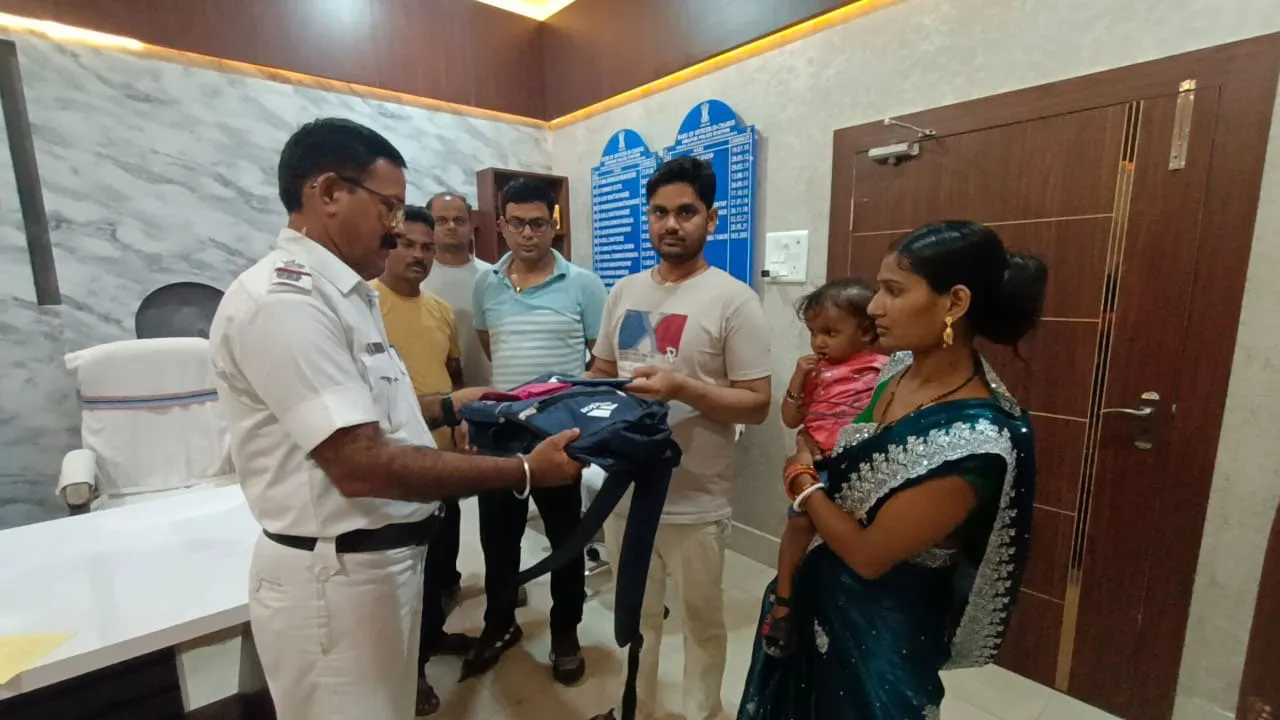 ঘন্টা দেড়েকের মধ্যে ১ লক্ষ টাকার সোনার গয়না সহ ব্যাগ উদ্ধার