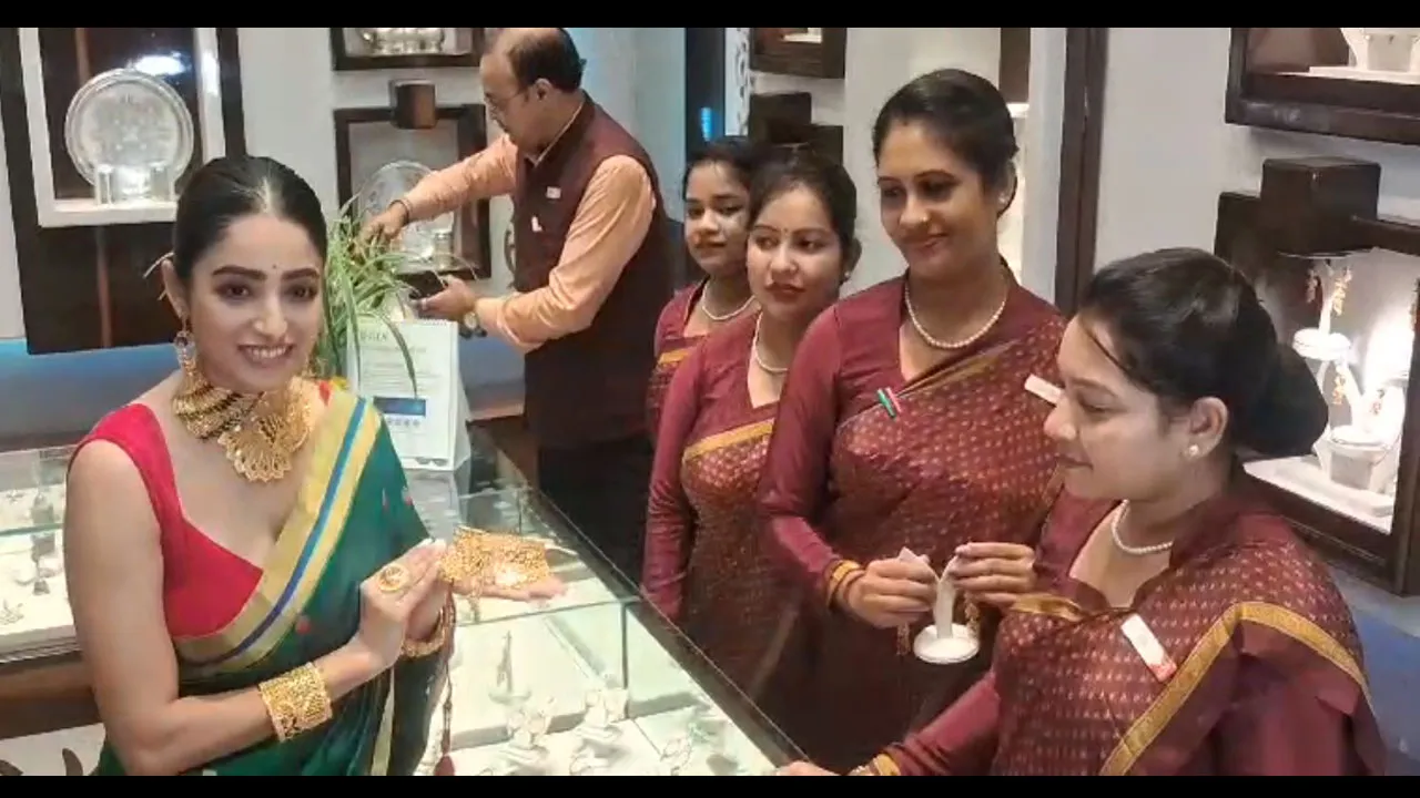 শহরে “প্রজাপতি বিস্কুট” খ্যাত টলি তারকা
