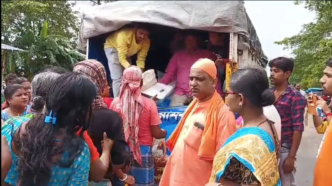 বন্যা পরিস্থিতিতে ত্রাণ বিতরণ তারকেশ্বর তোতাপুরী আশ্রমের