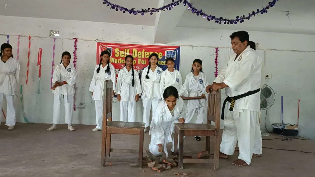 কিশোরীদের আত্মরক্ষা- নিউব্যারাকপুর থানার উদ্যোগে বিদ্যালয়ের ছাত্রীদের জন্য প্রশিক্ষণ শিবির
