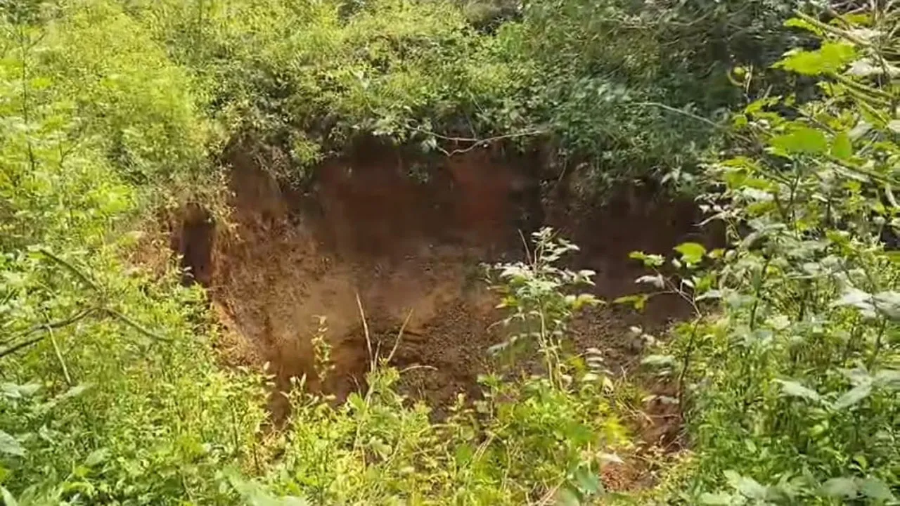 আবারও ধস নেমে আতঙ্ক ছড়াল অন্ডালের গ্রামে