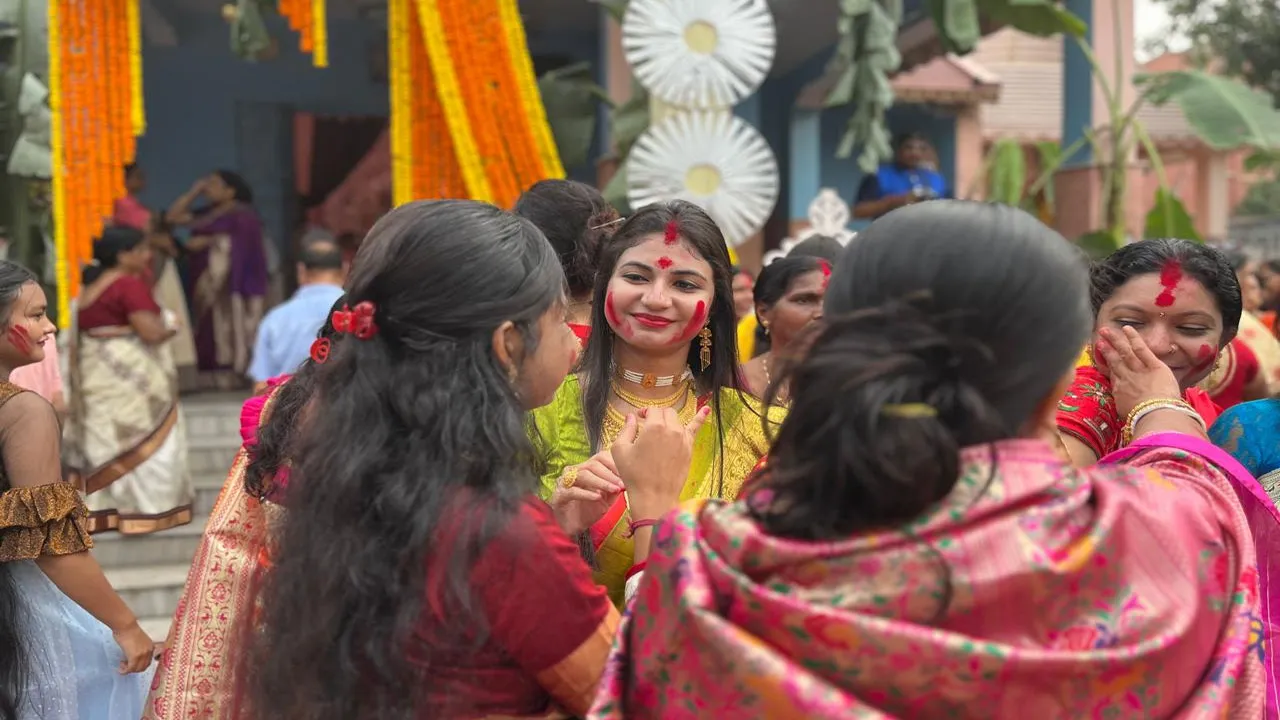 মায়ের স্বপ্নাদেশে সপ্তমীতেই সিঁদুর খেলে
