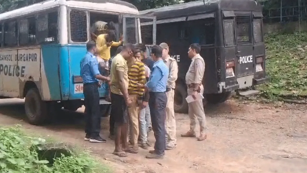 দুর্গাপুরে ১০ দুষ্কৃতী গ্রেফতার