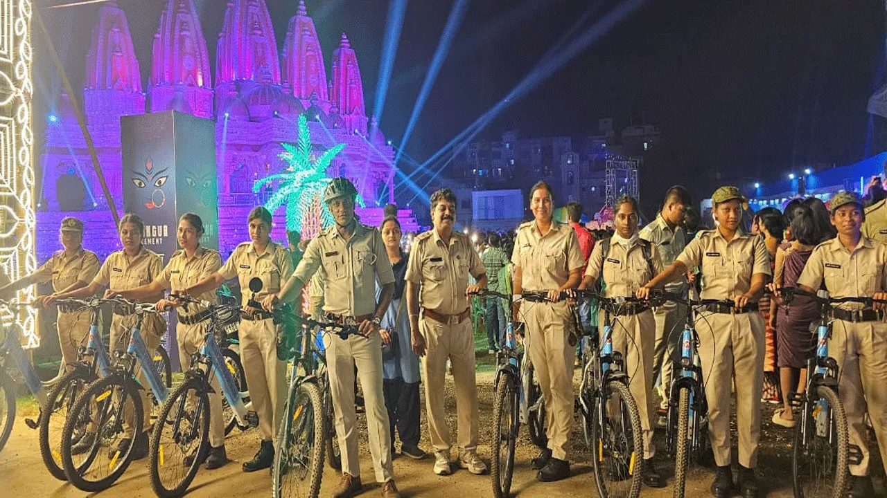 সাইকেলে চড়ে পুলিশই নিরাপত্তা দুর্গাপুর শিল্পাঞ্চলে