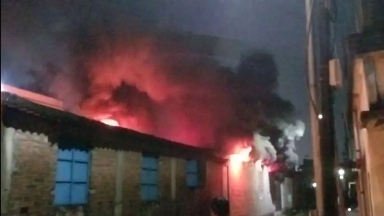 মুষলধারে বৃষ্টির মধ্যেই শহরে অগ্নিকাণ্ড