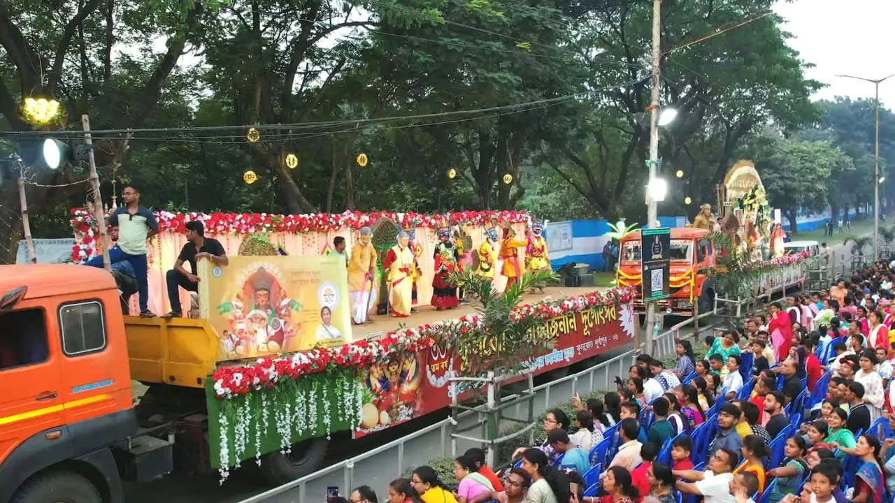 দুর্গাপুরের পুজো কার্নিভালে উঠল ‘উই ওয়ান্ট জাস্টিস’স্লোগান