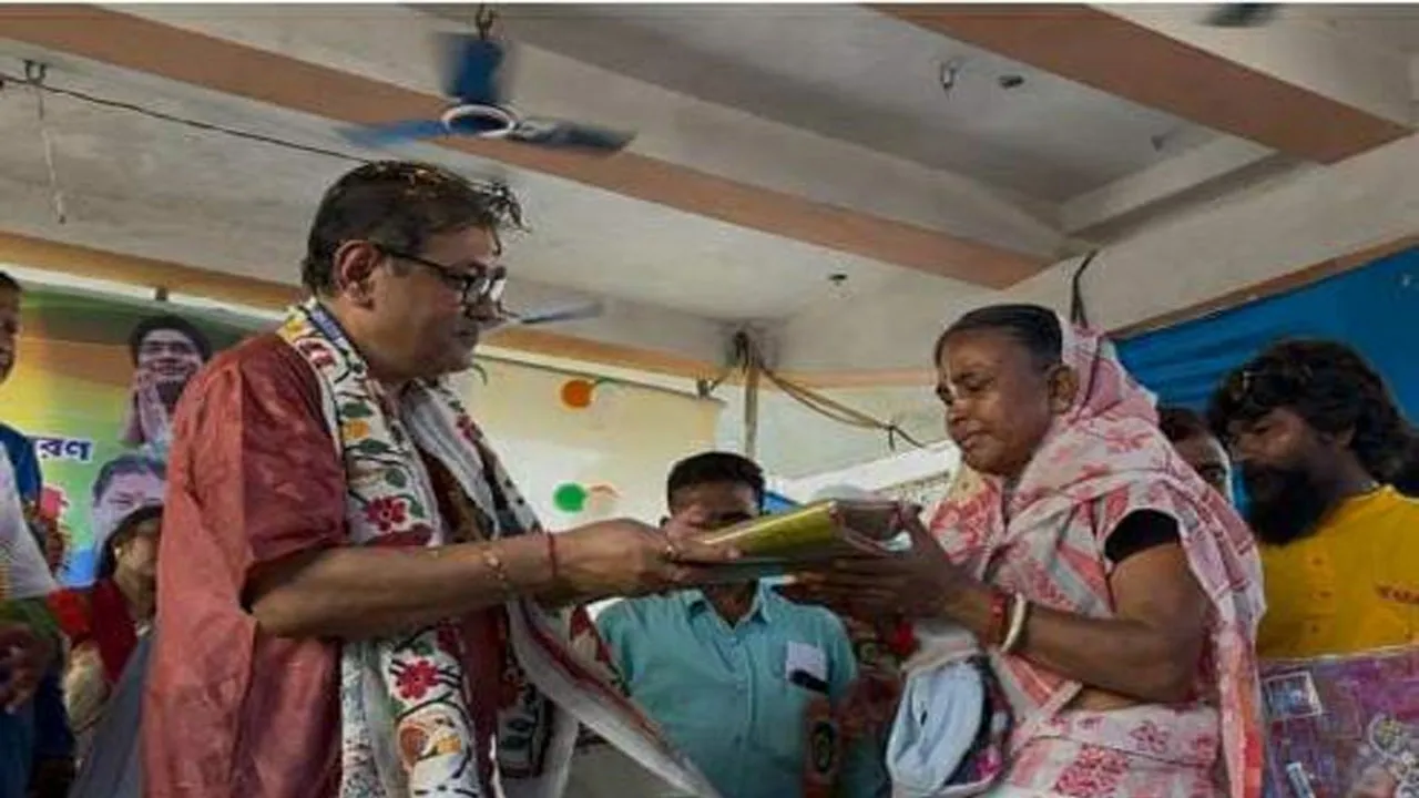 পুজোর উপহার, ৬০ হাজার মহিলাকে নতুন শাড়ি প্রদান