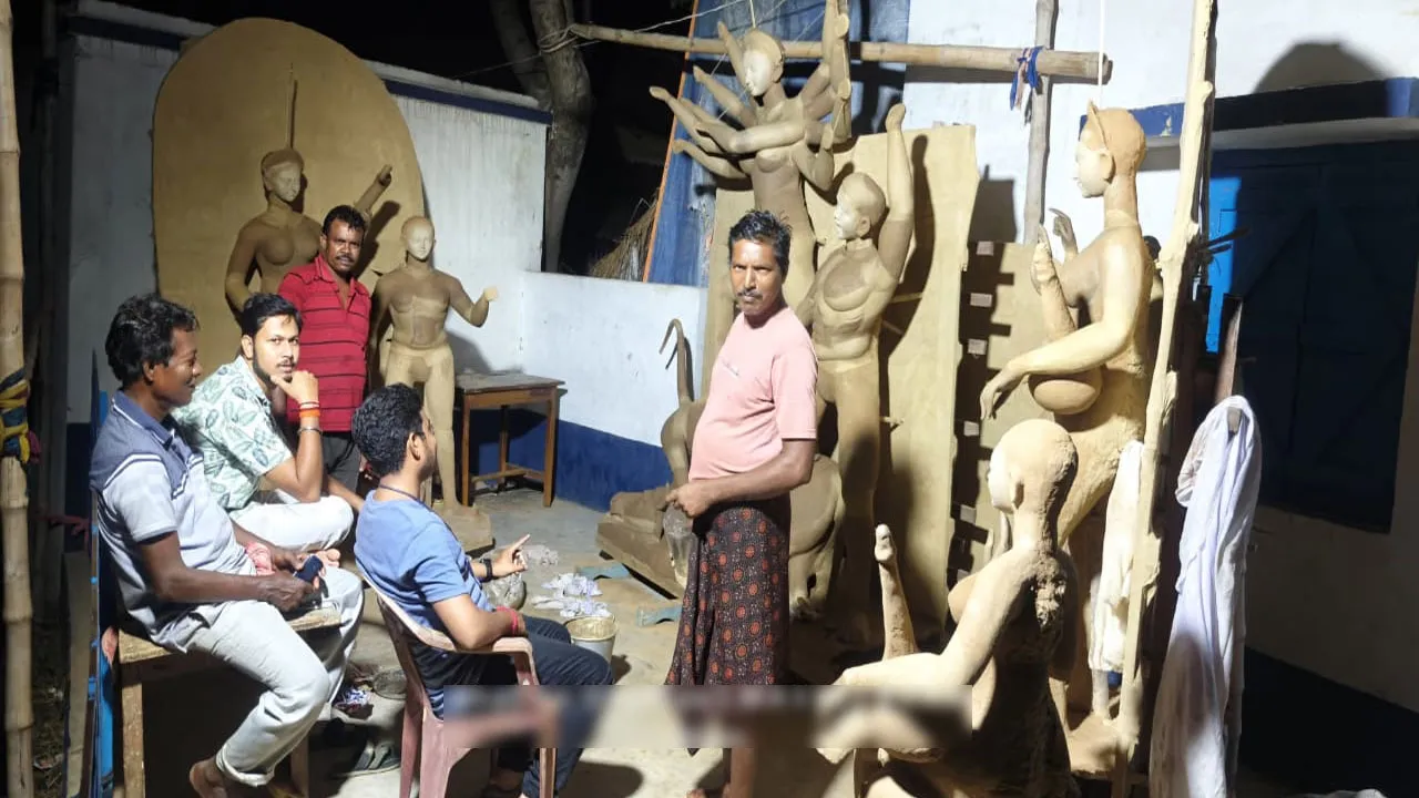 উদ্বোধনীতে ভিন্ন আঙ্গিক দ্যাখা যায় আউসগ্রামের দুর্গাপুজোয়