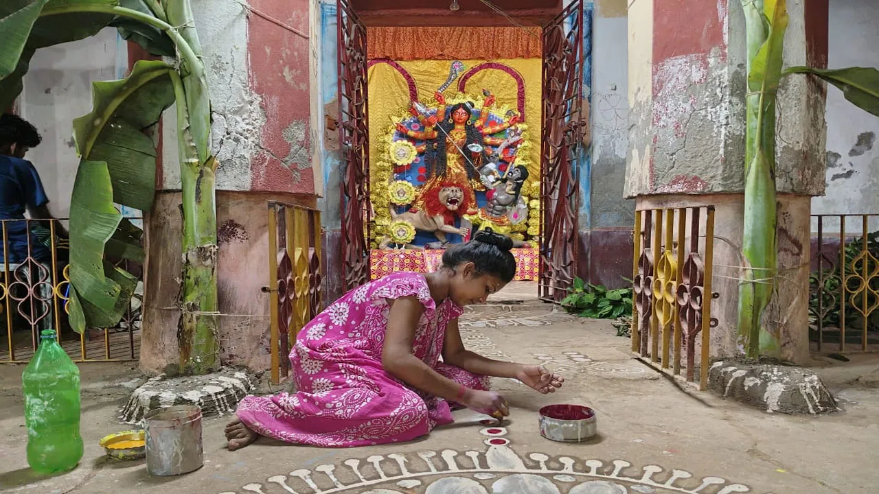 আর্থিক কারণে দুর্গাপুজো বন্ধ – বিষণ্ণতা বিরাজ করছে আউসগ্রামের দুই গ্রামে