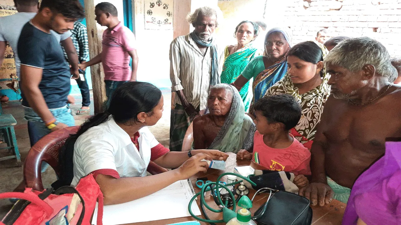 রাইপুরের ত্রাণ শিবিরে স্বাস্থ্য পরীক্ষা শিবির