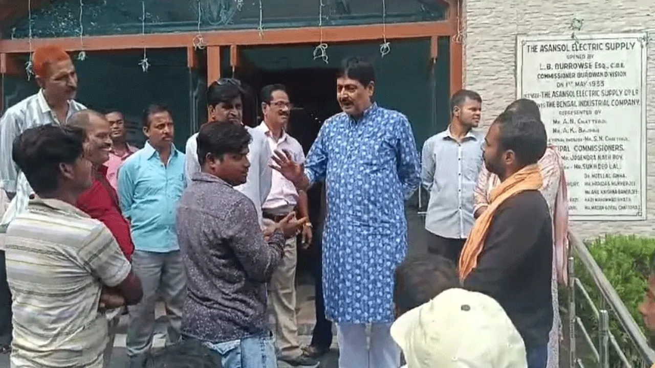১৫ হাজার টাকা বেতন সহ একাধিক দাবিতে সাফাই কর্মীদের বিক্ষোভ