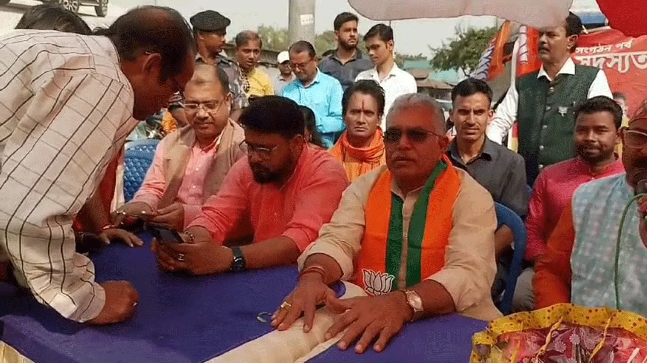 এবার ট্যাব কাণ্ড নিয়ে রাজ্যকে দুষলেন দিলীপ ঘোষ