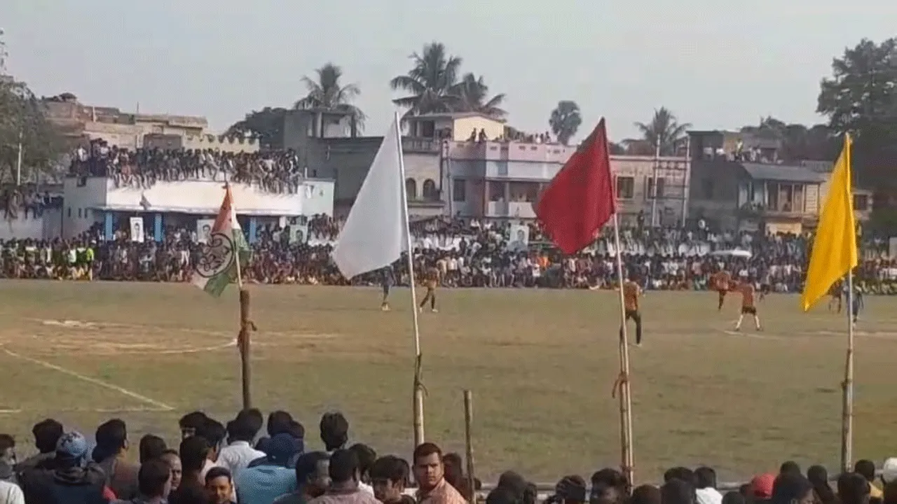 আসানসোলে নকআউট ফুটবল টুর্নামেন্টে জয়ী কার্শিয়াংয়ের দল