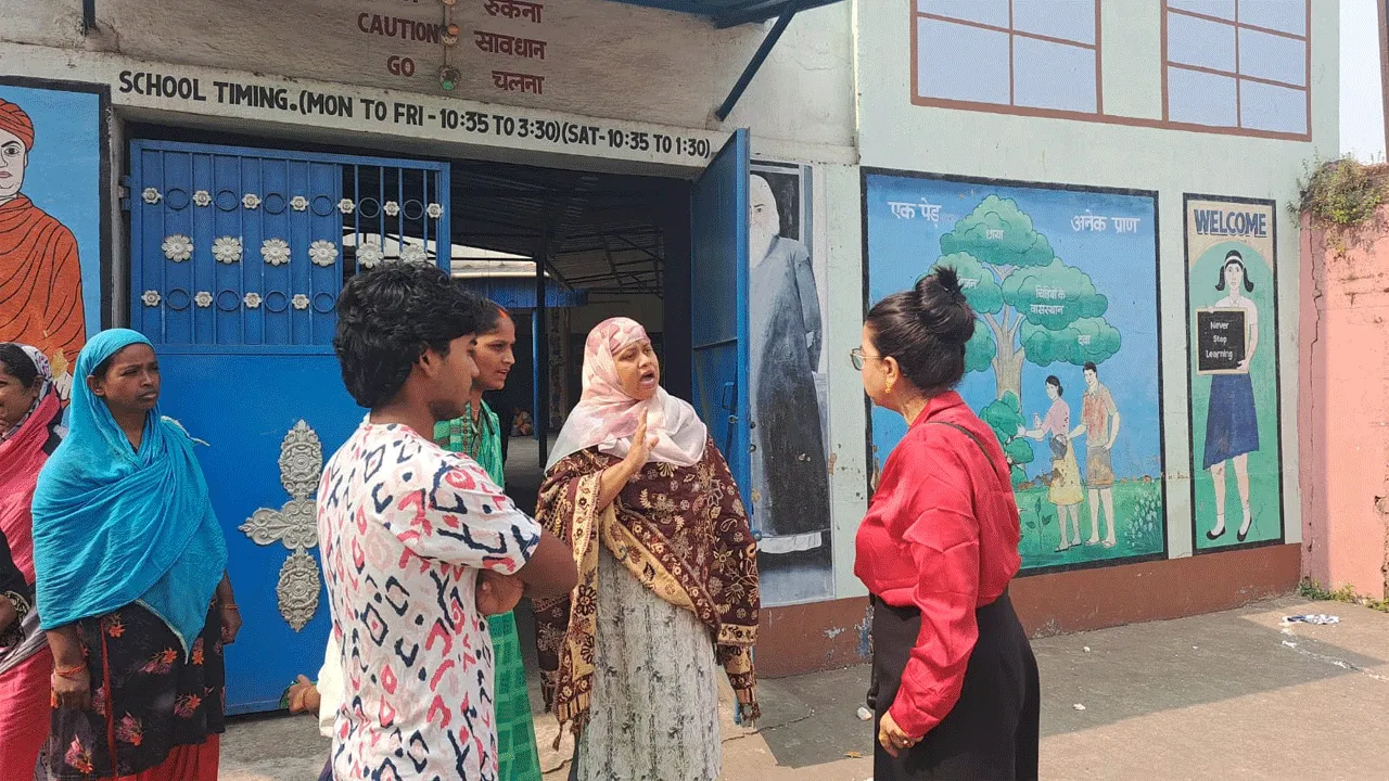 স্কুলে পড়ুয়াদের দিয়ে শৌচালয় পরিষ্কার ও ঝাঁট দেওয়ানোর অভিযোগ