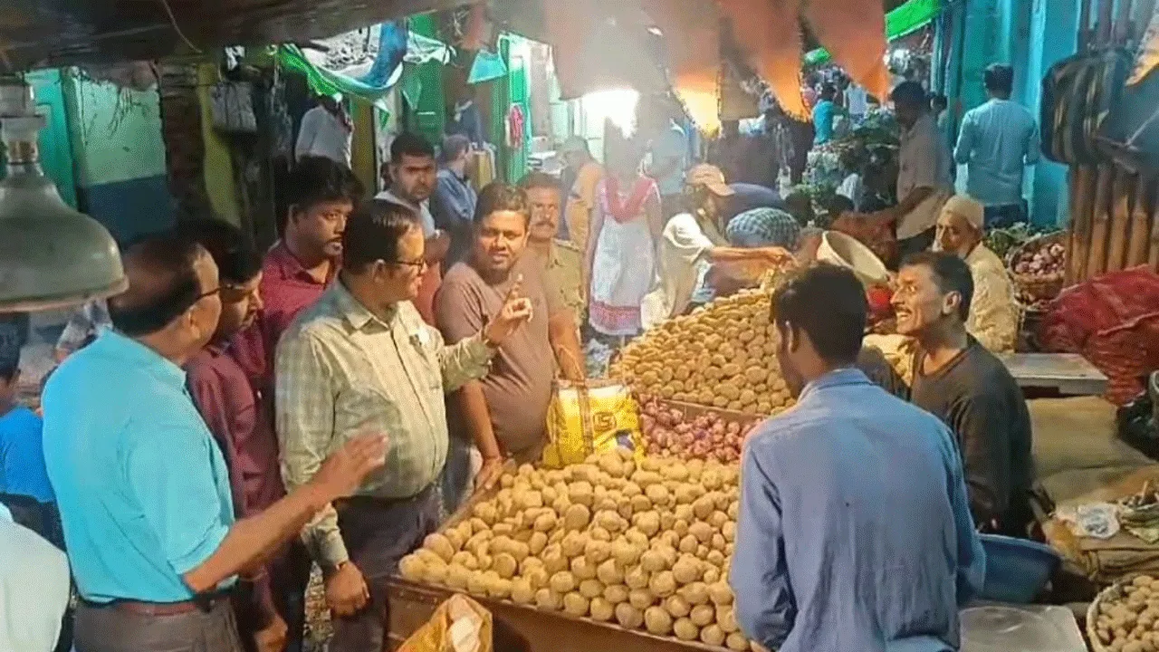 পেঁয়াজের দামে নাজেহাল আমজনতা,বাজারে হানা টাস্ক ফোর্সের
