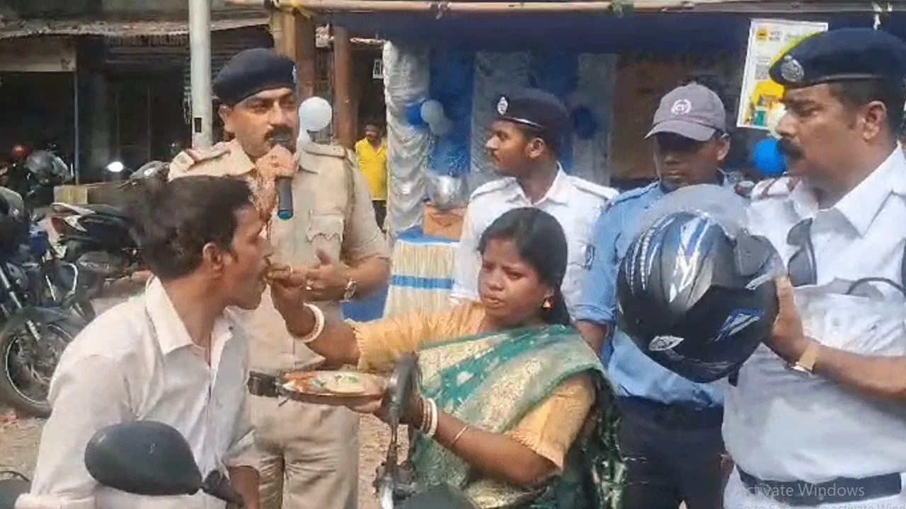 দুর্গাপুরে ভাইফোঁটায় অভিনব সাজার ব্যবস্থা ট্রাফিক পুলিশের