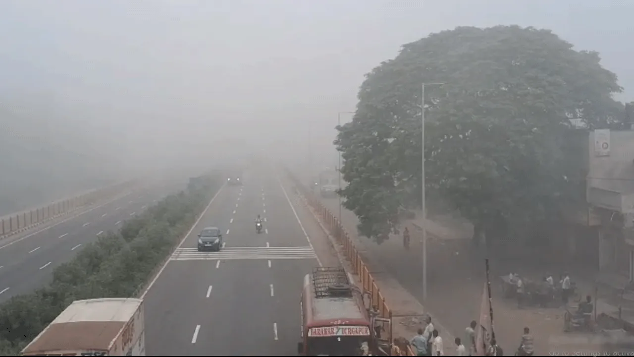 কুয়াশার চাদরে ঢাকা পড়ল শহর দুর্গাপুর