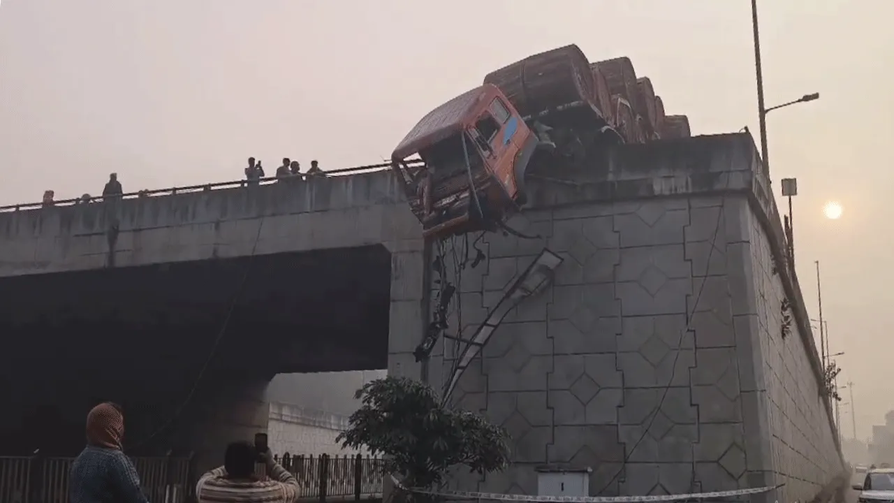 ডিভিসি মোড়ে নিয়ন্ত্রণ হারিয়ে দুর্ঘটনার কবলে ট্রেলার