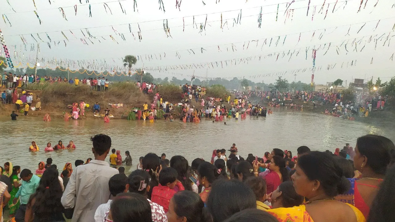 ছট পুজোয় মেতে উঠল গুসকরার বিহারী সমাজ