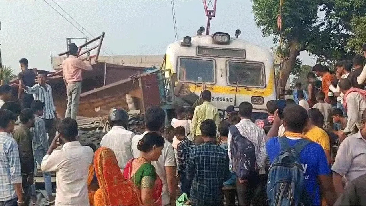 ট্রাকে ধাক্কা ঝাঁঝা-বর্ধমান মেমু প্যাসেঞ্জারের, ব্যাহত ট্রেন চলাচল