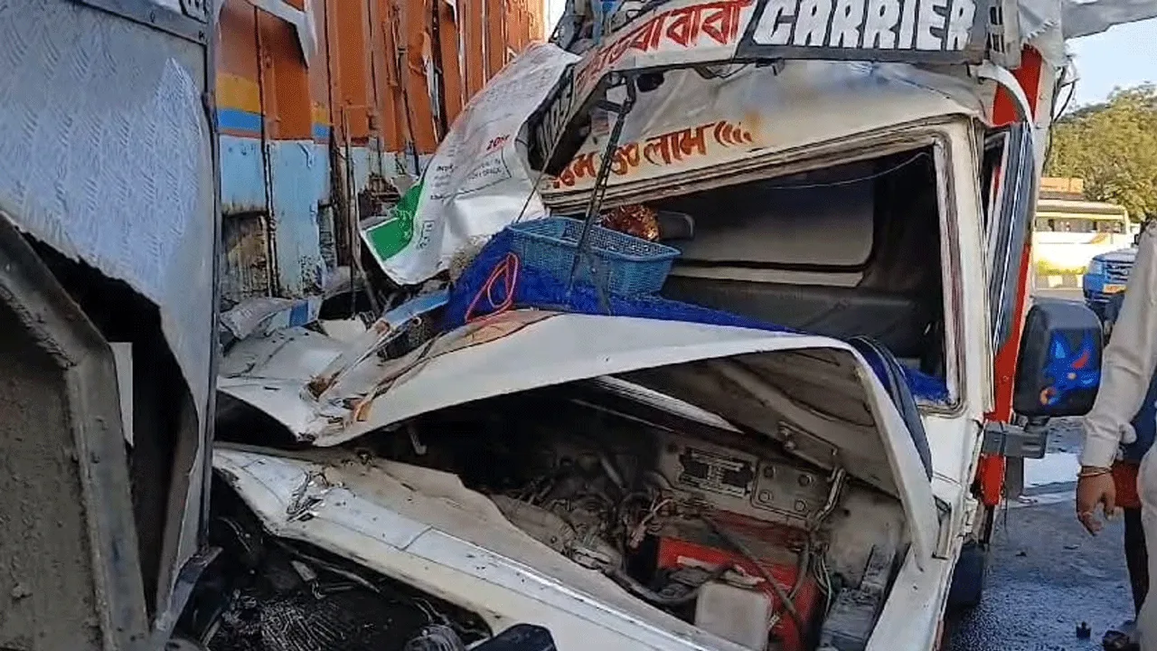 লরি-পিকআপ ভ্যানের সংঘর্ষ, জখম তিন