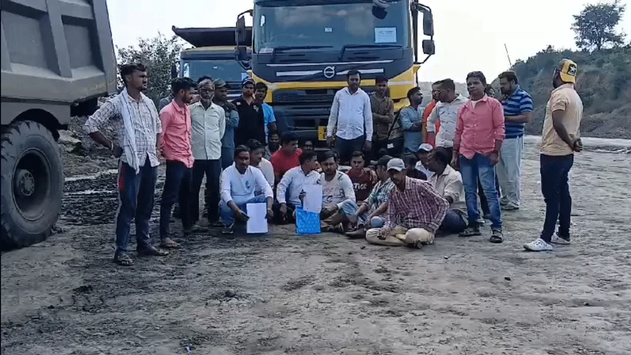 কাজের দাবিতে খনির কাজ বন্ধ করে বিক্ষোভ